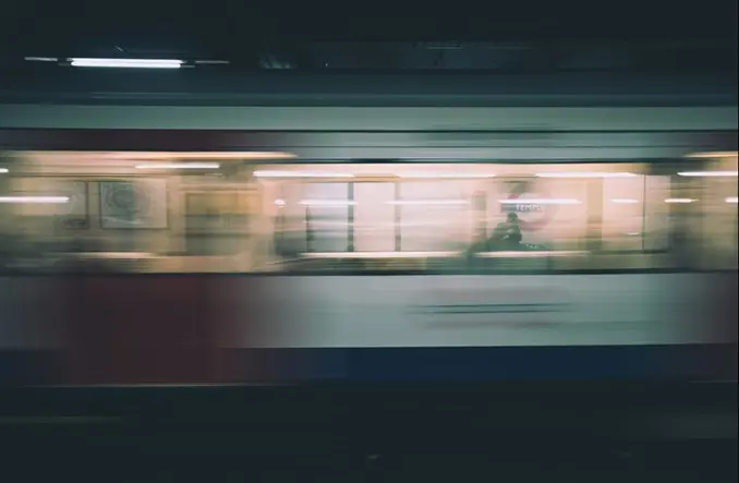 Pociąg metra przejeżdżający przez stację