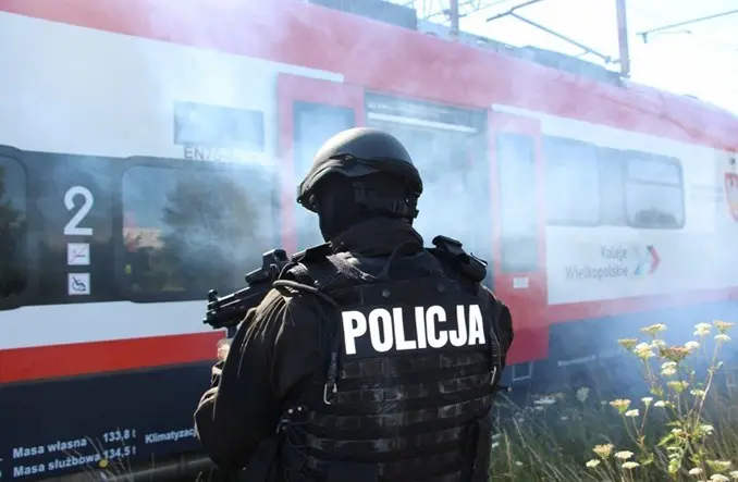 Policjant podczas działań przy pociągu